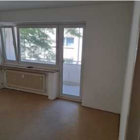 Lichtdurchleutete 4-Zimmer-Wohnung mit Balkon in München Hadern