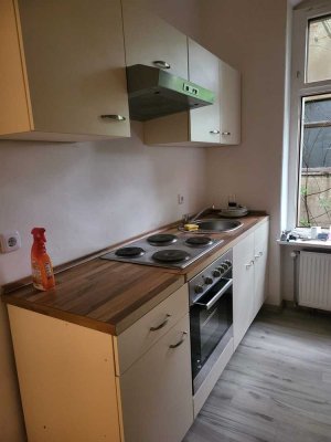 Erstbezug nach Sanierung mit Balkon und Einbauküche: Freundliche 4-Raum-Wohnung in Altenburg