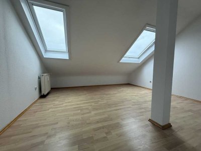 Helle 1Z Dachgeschosswohnung in zentraler Lage