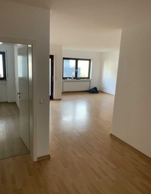 Stilvolle, neuwertige 3-Zimmer-Wohnung mit Balkon und EBK in Obertshausen