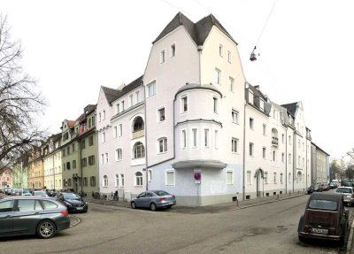 ERSTBEZUG! Einzigartige Altbauwohnung mit Balkon und sonnigem Erker in idealer Lage von Landshut