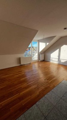 Schöne 2-Zimmer-DG mit EBK, Dachterrasse und Stellplatz