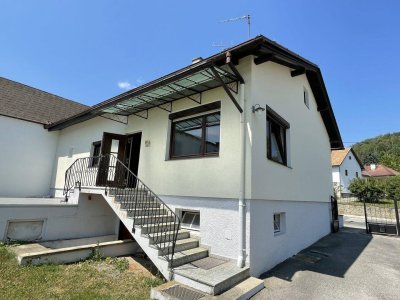 EINFAMILIEN-HAUS MIT CARPORT/SCHEUNE IN WIESEN!