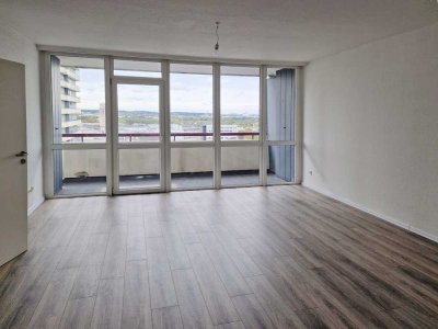 Lichtdurchflutete renovierte 2-Zimmer-Wohnung mit Balkon