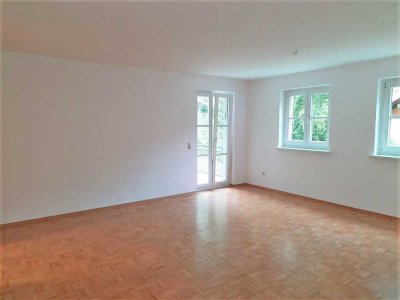 Wunderschöne 4-Raum-Wohnung mit 2 Balkonen, Einbauküche und 2 Duplexgaragen in Deggendorf