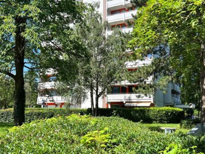 Zentral gelegenes Wohnen in Unterschleißheim - großer Balkon mit Blick ins Grüne