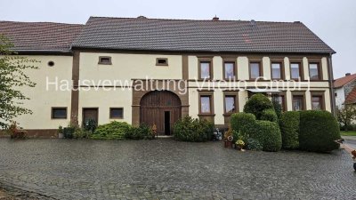 Bauernhaus mit zwei angebauten Scheunen