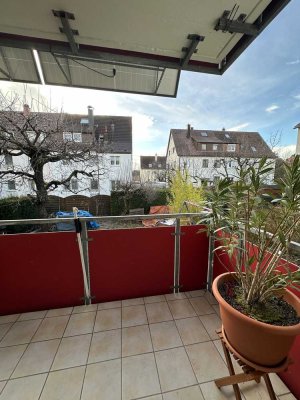 Sonniger Balkon wartet auf Sonnenanbeter