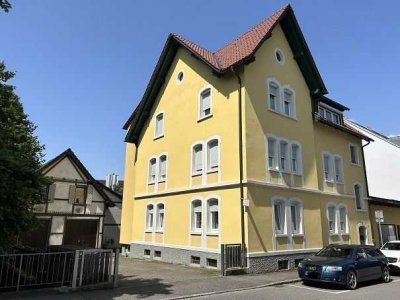 Elegantes Stadthaus mit drei Wohnungen, separatem Wohnhaus mit Werkstatt und Gewerbeeinheit