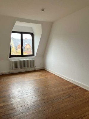 *frisch gestrichen* / Helle Altbauwohnung im 5.OG