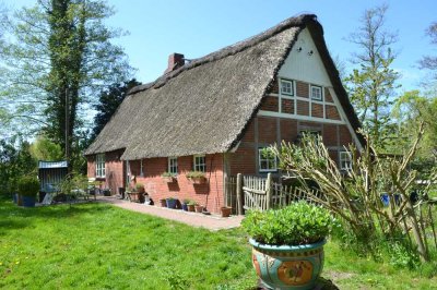 Schönes Reetdachhaus in sehr schöner Lage mit tollem Garten u. eigenem Wald!