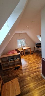 Gemütliche 1-Zimmer-Dachgeschosswohnung in ruhiger Lage mit guter Anbindung