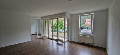 kpl. renovierte 3 RW im Hochparterre mit Balkon, Einbauküche, Gäste WC, PKW-Stellplatz und Keller