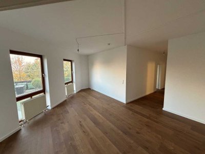 Helle, sarnierte 2 Zimmer Wohnung mit Balkon