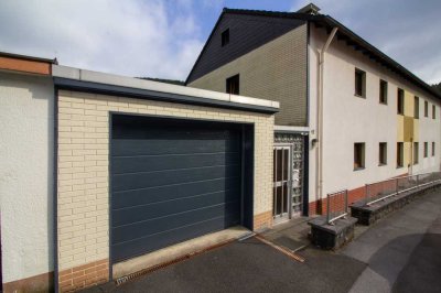 Doppelhaushälfte mit zwei Wohnungen, Garage & schönem Garten in Werdohl sucht neue Eigentümer!