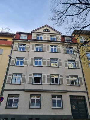 Anfragen bitte nur über Kontaktformular oder Mail! Zentrale 2 Zimmer- Wohnung  In schönem Altbau