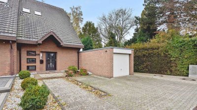 Rheinnähe: Attraktive Doppelhaushälfte mit Kamin, hochw. Einbauküche, 3 Bäder, Garage in Wittlaer