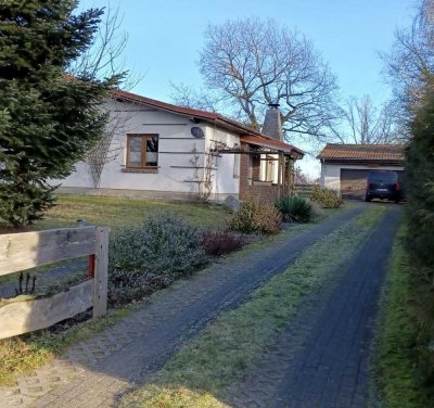 EFH im Bugalowstil mit Doppelgarage, Doppel-Carport und großen Garten