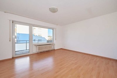 Helle, gut geschnittene 3 Zimmer Wohnung mit großem Balkon