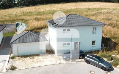 Eleganz und Funktionalität: Ihr neuwertiges Traumhaus in Beutelsbach wartet auf Sie!