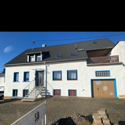 Vollmöbliertes Haus mit 4 Schlafzimmern, 2 Bädern, Küche, Esszimmer, Wohnzimmer und Terrasse.