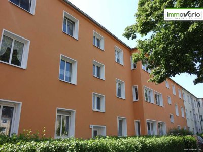 Gepflegte 3-Raum-Wohnung mit Wanne & Dusche sowie Balkon zum ruhigen und grünen Hinterhof.