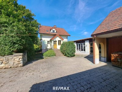 CHARMANTES HAUS mit NEBENGEBÄUDEN und GARTEN