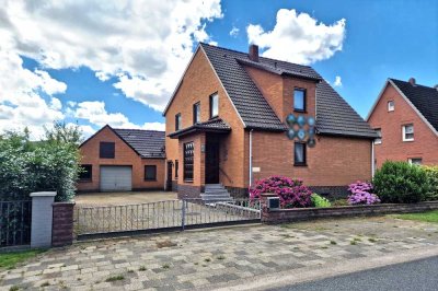 Groß, mit vielen Wohn- und Nebenräumen, Garten und Modernisierungsbedarf