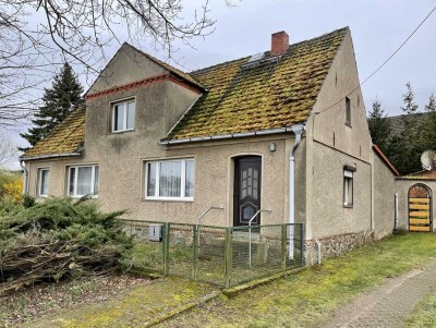 Bauernhaus mit Stall und zwei Garagen