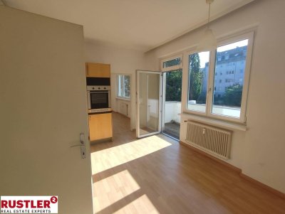 Große Zimmer- WG geeignet- mit Balkon in den Innenhof!