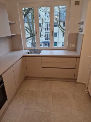 Erstbezug nach Sanierung: Helle Wohnung mit großem Balkon und Einbauküche!