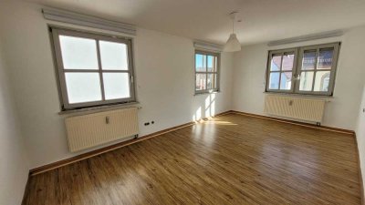 Frisch renovierte 4ZKB Altbau-Wohnung