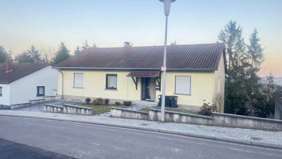 Freistehendes Einfamilienhaus mit Einliegerwohnung in Ensheim