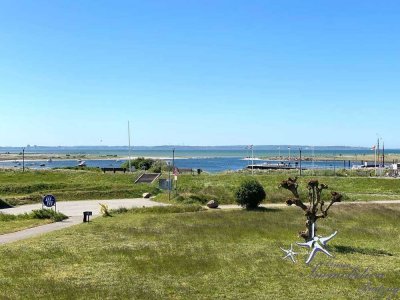 Sonnige, modernisierte Ferien-Eigentumswohnung mit Meerblick & eigenem Parkplatz am Wendtorfer Hafen