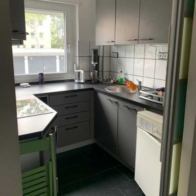 Zentrale Hochparterre-Wohnung mit zwei Zimmern und Einbauküche in Augsburg