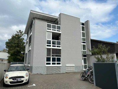 Erstklassige 3 Zimmer-Penthouse-Wohnung mit 2 Balkonen, EBK und Kfz-Stellplatz in Mainz-Oberstadt