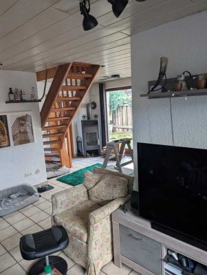 Freundliche 2,5-Zimmer-Maisonette-Wohnung mit eigenem Garten