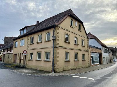 Preisgünstiges Wohnhaus - 3 Wohnungen, zentrale Lage, Garage, renovierungsbedürftig