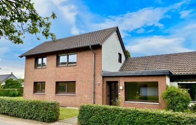 Charmantes Zweifamilienhaus in Meerbusch-Bösinghoven mit großen Grundstück, Garage, Nebengebäuden