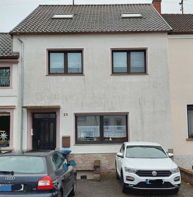 Solides Zweifamilienhaus mit großer Terrasse - Ideal zum Selbstbezug oder als Kapitalanlage