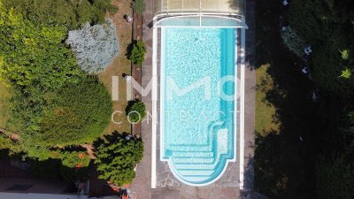 Swimmingpool mit BungalowWohnen wie im Urlaub