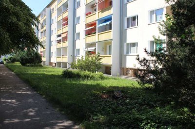 WOBAG "Alles, außer gewöhnlich!" - Frisch sanierte 3-Raum-Wohnung mit Blick ins Grüne zu vermieten!