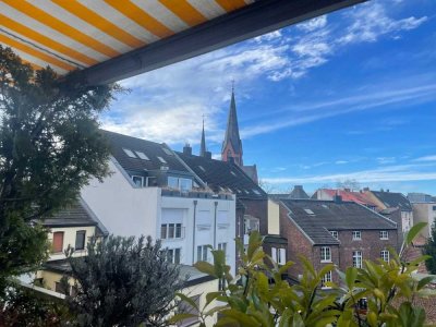 Helle und freundliche Dachgeschoßwohnung mit Sonnenbalkon im Herzen von Benrath