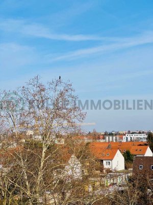 Bezugsfrei: Schöne Dachgeschosswohnung in Grünlage auf weitläufigem Grundstück & Aufzug