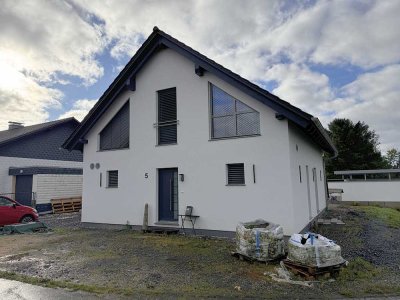 Modernes Einfamilienhaus mit Terrasse und Gartenhaus in ruhiger Lage in Rodenbach bei Puderbach