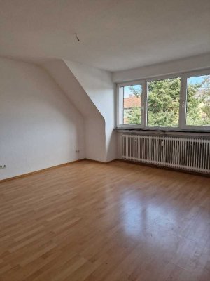 Geschmackvolle 3-Raum-DG-Wohnung mit gehobener Innenausstattung mit Balkon in Offenbach