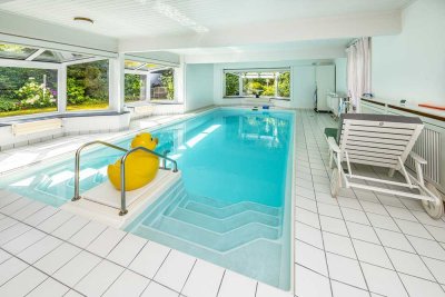 Wickrath: toller Bungalow mit Schwimmbad und Wellnessbereich