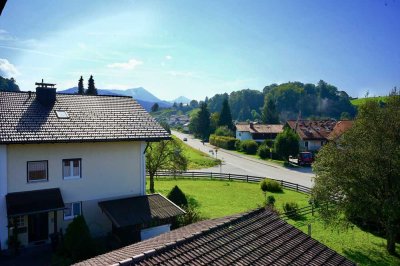 Vermietete, sonnige 2 Zi.-Dachgeschosswohnung inkl. Einzelgarage & Einbauküche.