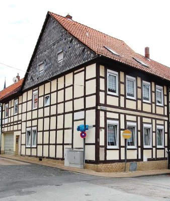 Günstig zu Eigentum: Modernisiertes Stadthaus mit 3 WE und Dachterrasse