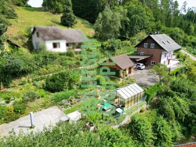 Ländlich gelegenes Einfamilienhaus mit gepflegtem Garten und Doppelcarport.